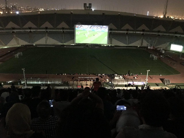 حاشیه نگاری یک دختر دهه هفتادی از لمسِ 