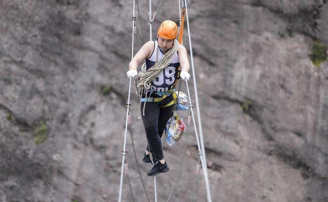 مغازه معلق در کوه برای کوهنوردان چینی (+عکس) مغازه معلق در کوه برای کوهنوردان چینی (+عکس)