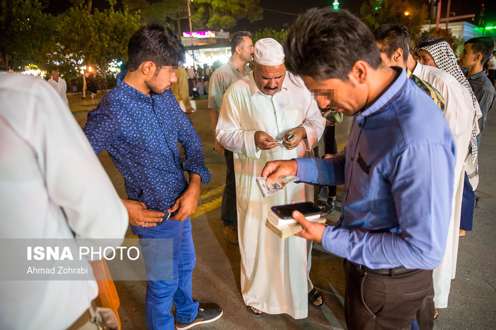 فروش ارز توسط اعراب کشورهای همسایه در قم (+عکس)