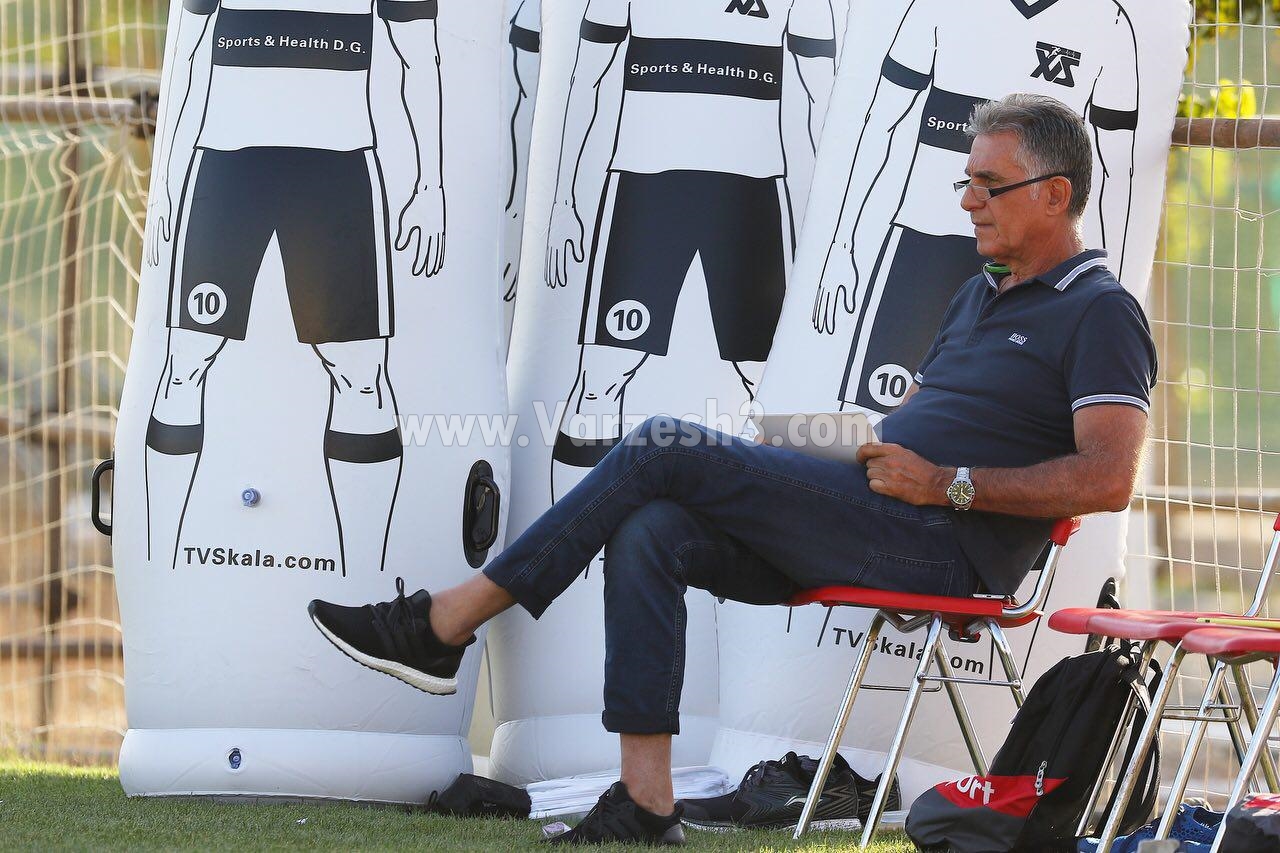 کی روش یک گوشه می نشیند و تمرین تیم ملی را نگاه می کند کی روش یک گوشه می نشیند و تمرین تیم ملی را نگاه می کند