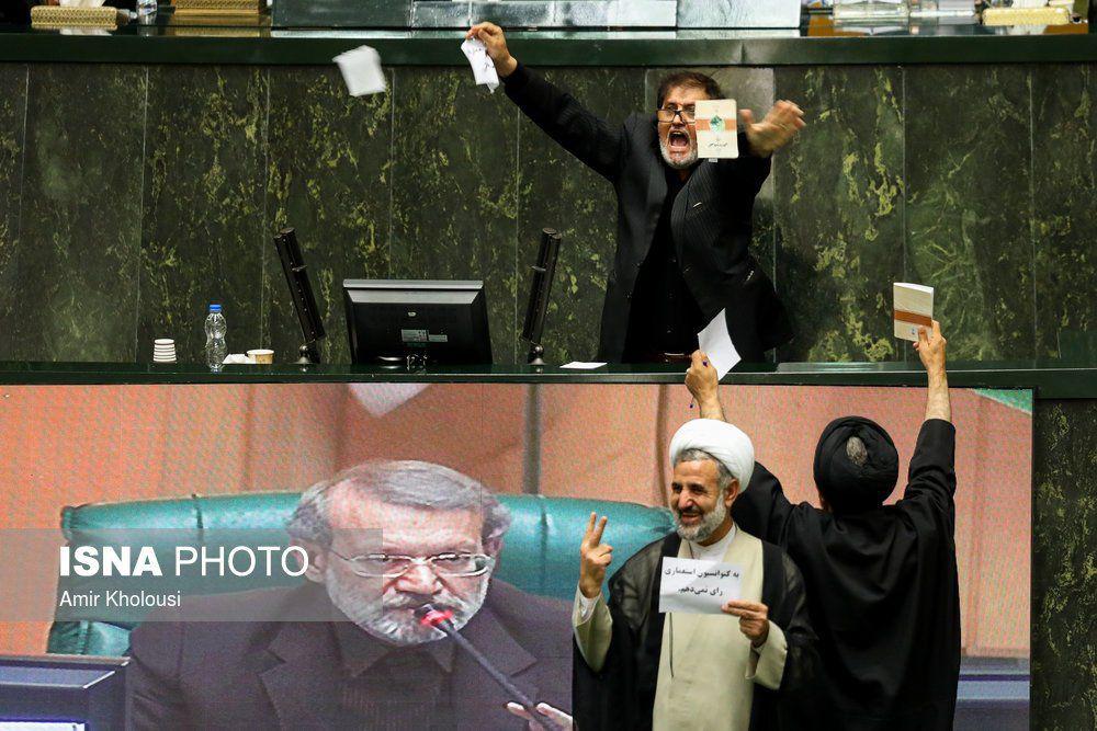 نماینده نزدیک به جبهه پایداری در حال پاره کردن CFT (عکس)