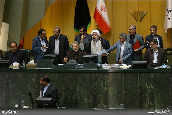 حق با من است چون بلند داد میزنم! حق با من است چون بلند داد میزنم!