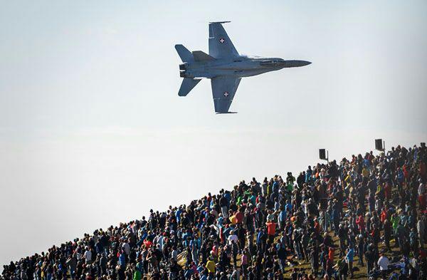 حرکت خطرناک F18 در نزدیکی مردم (عکس)