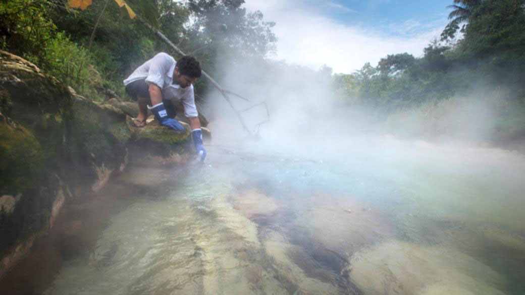 رودخانهای که به دلایلی نامعلوم میجوشد! (+عکس) رودخانهای که به دلایلی نامعلوم میجوشد! (+عکس)