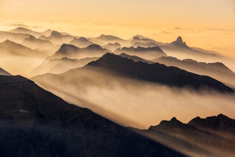 قله‌های احاطه شده از دود آتش (عکس)