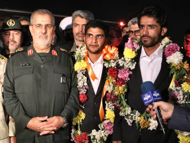 آزادی و بازگشت 5 تن از مرزبانان ربوده شده در میرجاوه به کشور (عکس)