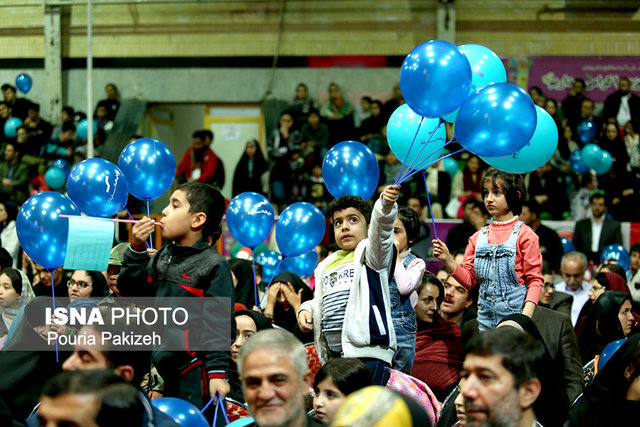 انتقاد کارگردان تئاتر جشنواره تئاتر کودک و نوجوان همدان: ۷۰۰ کودک در یک سالن برای تماشای تئاتر!