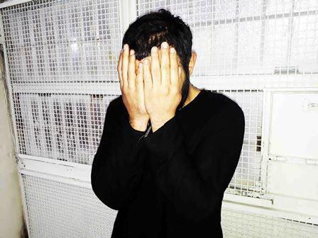 دستگیری پسری که پس از کشتن پدرش او را به آتش کشید (+عکس) دستگیری پسری که پس از کشتن پدرش او را به آتش کشید (+عکس)