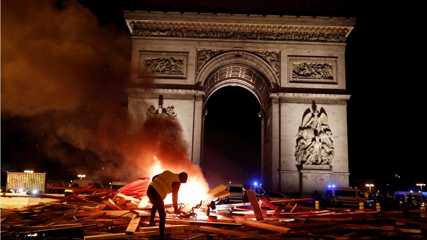 جلیقه زردها در پاریس/ ورود به شانزه لیزه تنها با کارت شناسایی جلیقه زردها در پاریس/ ورود به شانزه لیزه تنها با کارت شناسایی