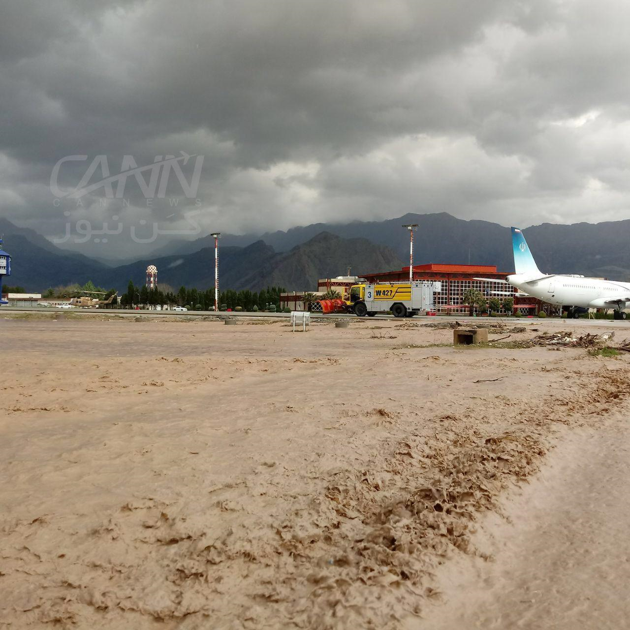 هواپیمای جهانگیری در محاصره سیل (+عکس) هواپیمای جهانگیری در محاصره سیل (+عکس)