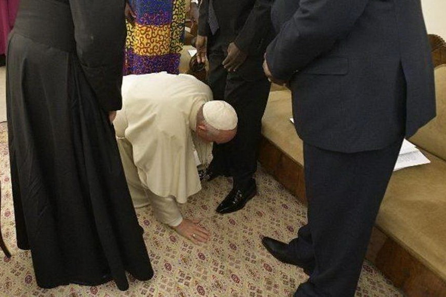 پاپ، پای رهبران سودان را بوسید و خواستار پایان جنگ شد
