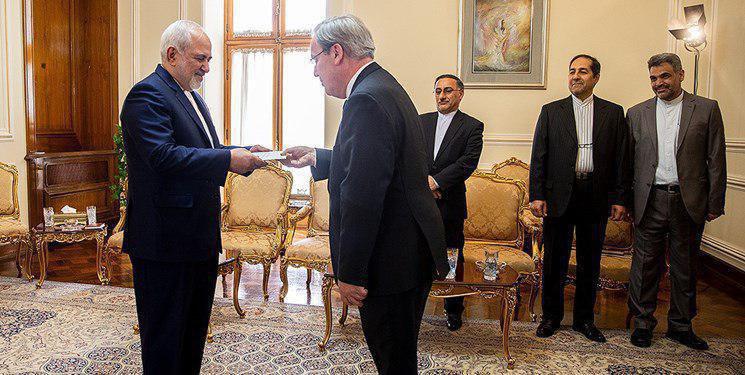 تقدیم رونوشت استوارنامه سفیر جدید فرانسه به ظریف (عکس)