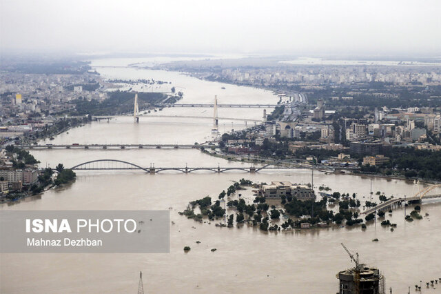 رئیس جمهور از مناطق سیل زده اهواز بازدید کرد