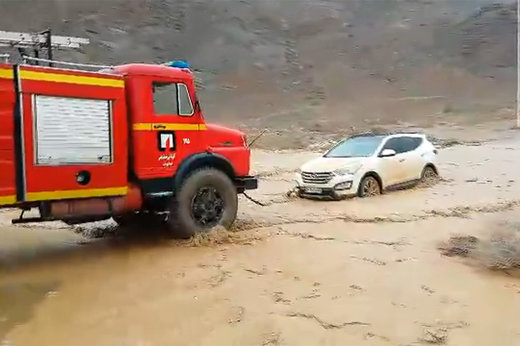 گرفتار شدن خودروی ‌استاندار یزد در سیل (+عکس)