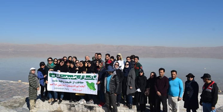 جمعآوری زبالههای تجزیهناپذیر از دریاچه مهارلو جمعآوری زبالههای تجزیهناپذیر از دریاچه مهارلو