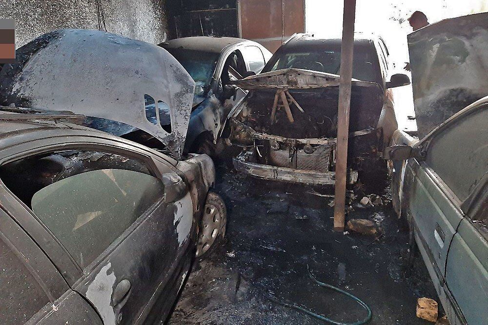 آتش‌سوزی 5 خودرو بر اثر اجاق خوراک پز (+عکس)