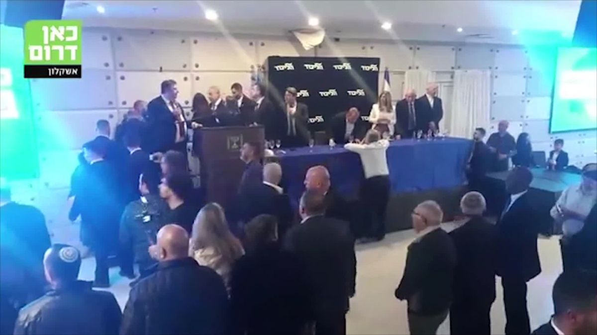 فرار نتانیاهو از روی صحنه سخنرانی پس از شلیک راکت از غزه نتانیاهو حمله موشکی از غزه