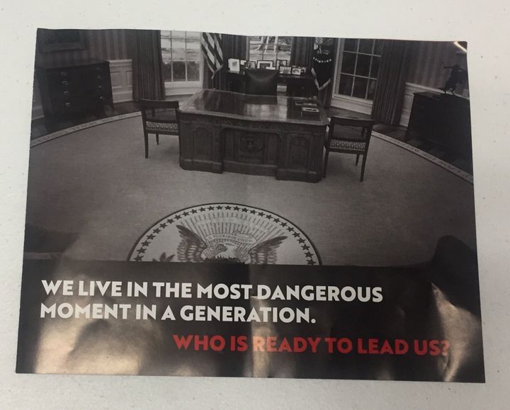 عکس رهبری و روحانی روی جزوه تبلیغاتی 