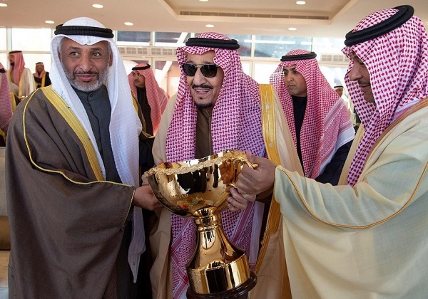 ملک سلمان با عینک آفتابی در جشنواره شتر (+عکس)