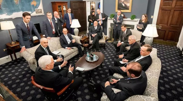جلسه ستاد بحران کرونا در کاخ سفید (+عکس)