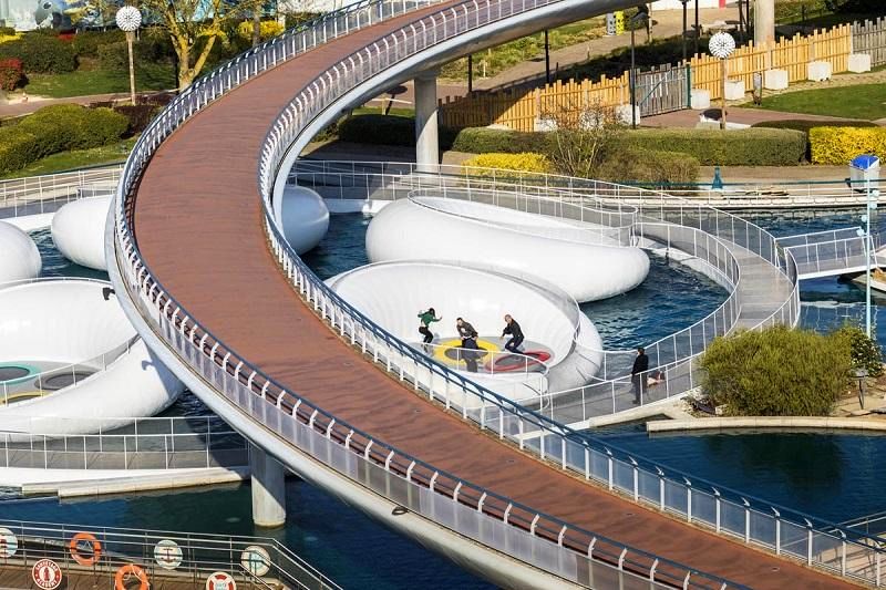 زمین بازی شناور بر روی دریاچه پارک (+عکس) زمین بازی شناور