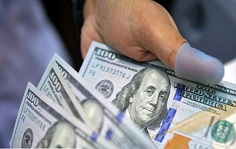 کاهش ۸۵۰ تومانی نرخ فروش دلار در صرافی بانک‌ها‌