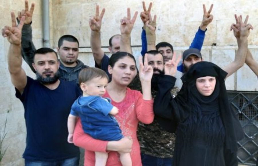 آزادی 9 سوری از اسارت تروریست ها (+عکس)