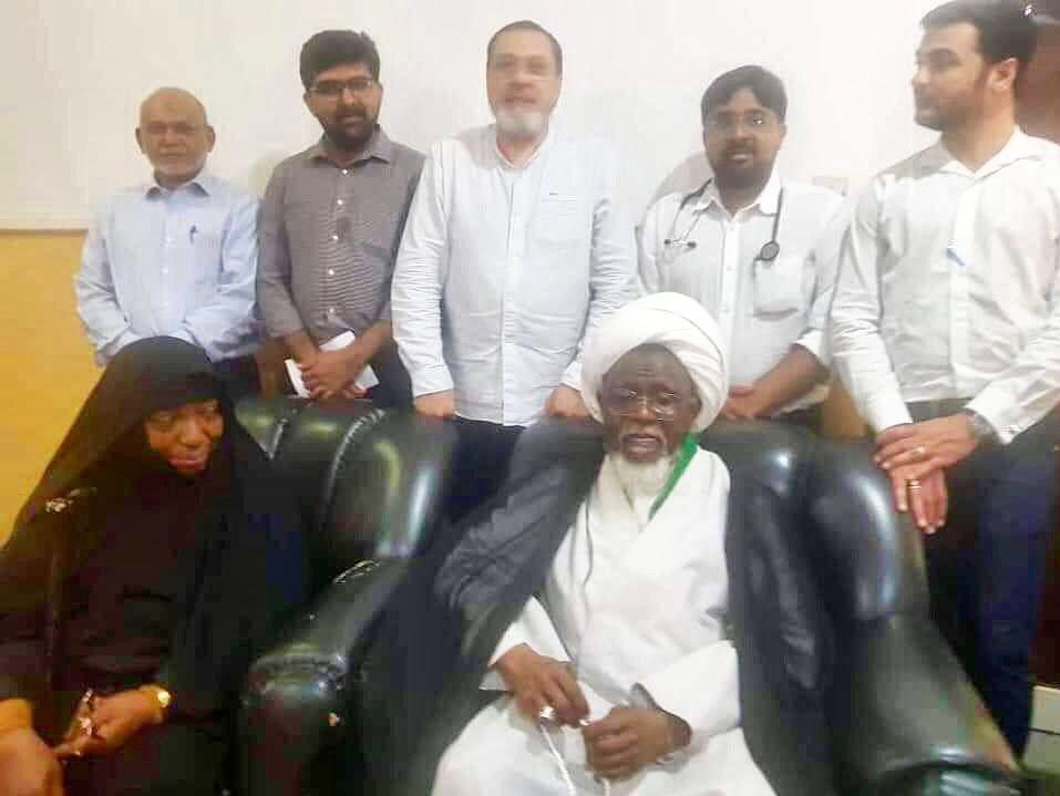 حضور تیم پزشکی در محل اسارت شیخ زکزاکی برای اولین بار (+عکس) حضور تیم پزشکی در محل اسارت شیخ زکزاکی برای اولین بار (+عکس)