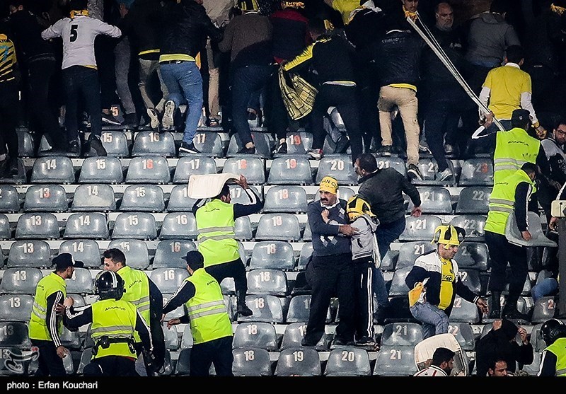 90 دقیقه گفتوگو/ دلیل خشونت در ورزشگاههای ایران را چه میدانید؟ 90 دقیقه گفتوگو/ دلیل خشونت در ورزشگاههای ایران را چه میدانید؟