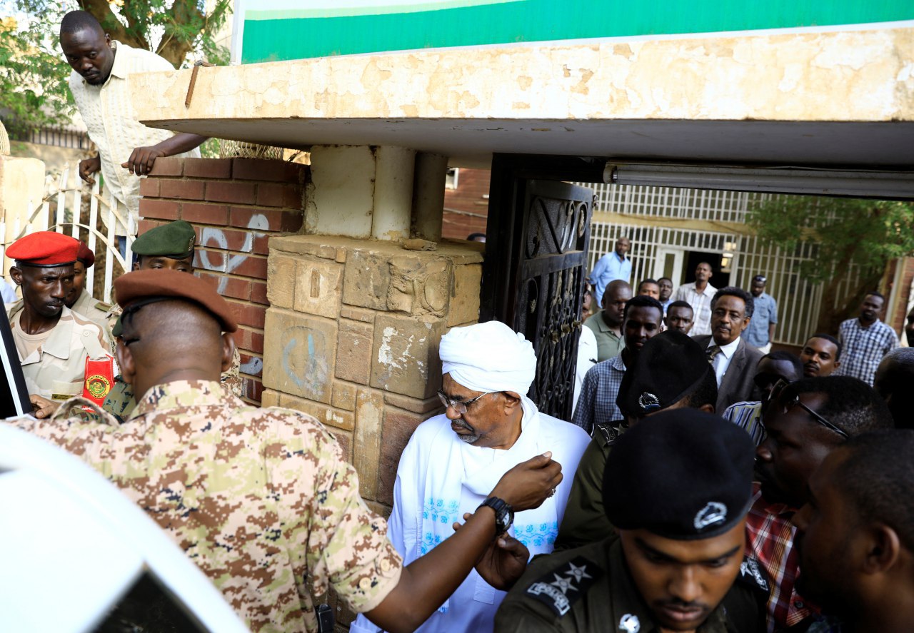 «عمر البشیر» برای بازجوئی در انظار عمومی ظاهر شد «عمر البشیر» برای بازجوئی در انظار عمومی ظاهر شد