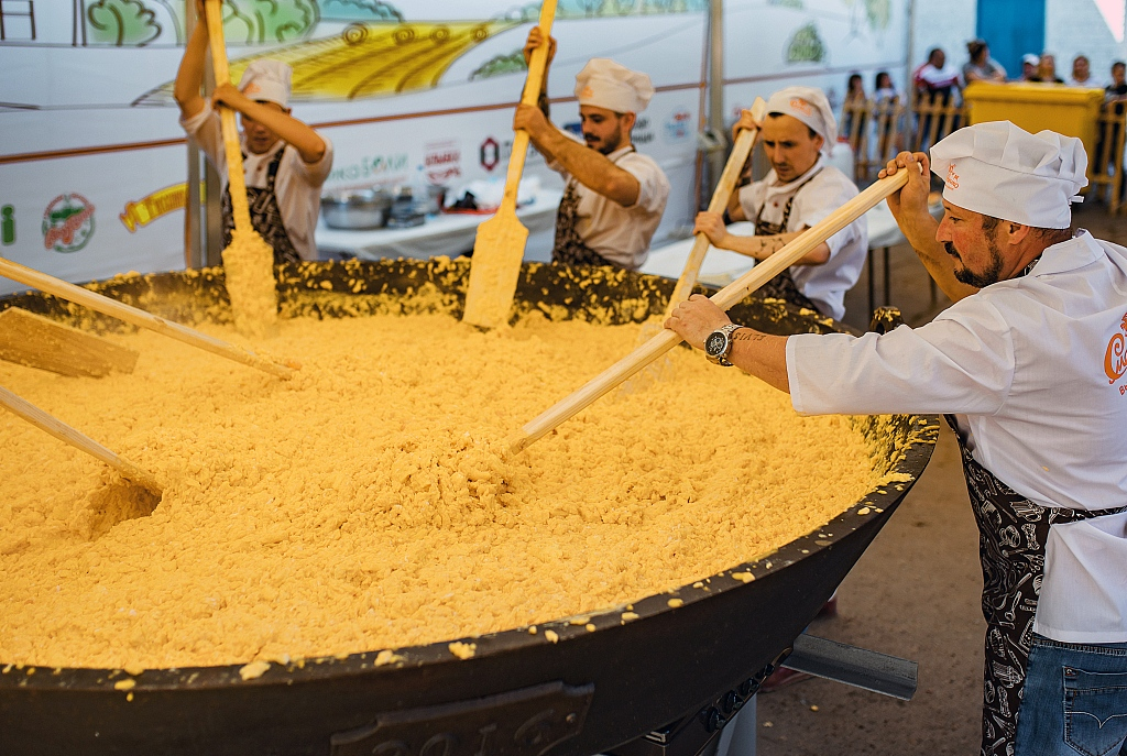 بزرگترین املت با بیش از 7000 تخم‌مرغ در روسیه (عکس)