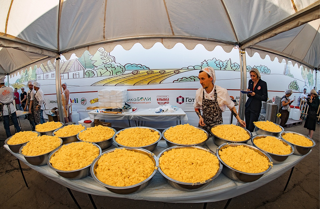 بزرگترین املت با بیش از 7000 تخم‌مرغ در روسیه (عکس)