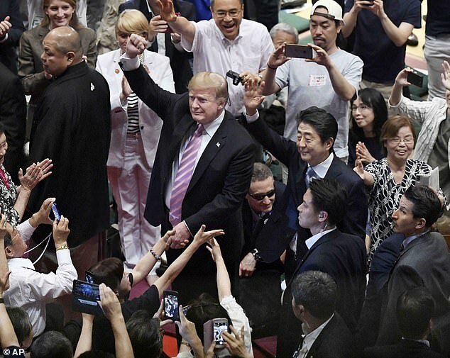 ترامپ در ژاپن به تماشای کشتی سومو نشست (+عکس)