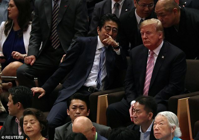 ترامپ در ژاپن به تماشای کشتی سومو نشست (+عکس)