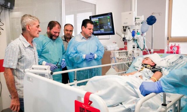 اشک نماینده پارلمان اسرائیل هنگام عیادت از کودک زخمی فلسطینی