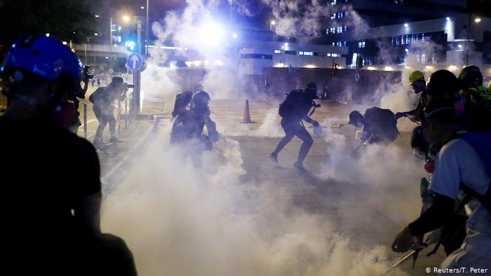 ادامه تحصن در فرودگاه هنگ کنگ در سایه تشدید ناآرامی‌ها