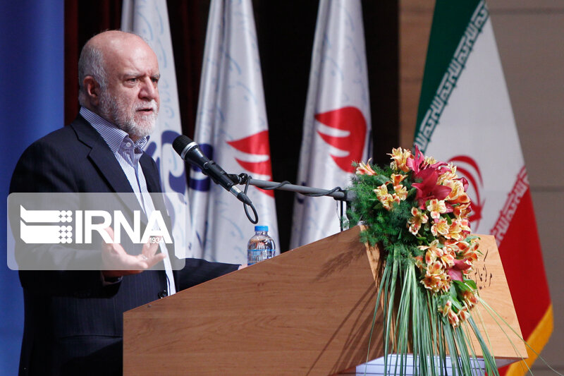 زنگنه: دریافت پول نفت در زمان جنگ راحت تر بود/ در اين دوران بايد مردانه ايستاد