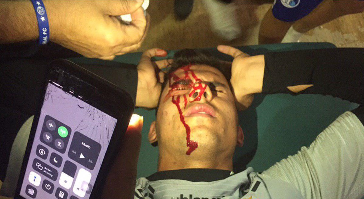 حمله تماشاگران در آزادی به دروازه بان استقلال(+عکس) حمله تماشاگران در آزادی به دروازه بان استقلال(+عکس)