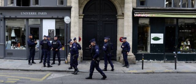 کشته شدن 4 پلیس در حمله به پاسگاهی در پاریس