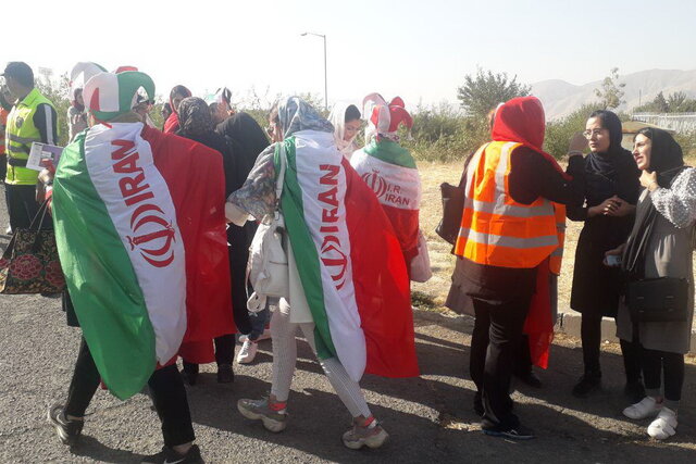 حاشیه دیدار ایران-کامبوج: پذیرایی از هواداران زن تیم ملی با شربت و هندوانه