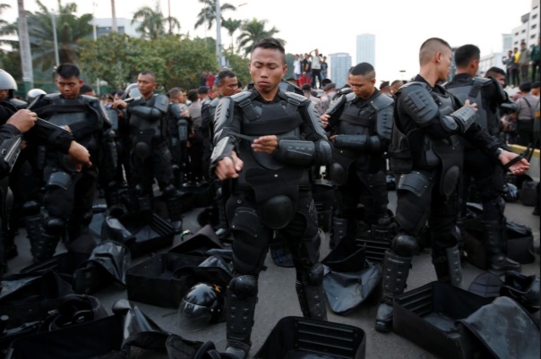 تظاهرات مردم اندونزی علیه قانون جنجالی روابط جنسی خارج از ازدواج تظاهرات مردم اندونزی علیه قانون جنجالی روابط جنسی خارج از ازدواج