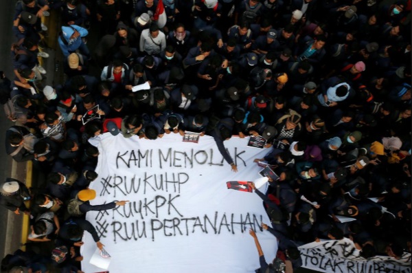 تظاهرات مردم اندونزی علیه قانون جنجالی روابط جنسی خارج از ازدواج تظاهرات مردم اندونزی علیه قانون جنجالی روابط جنسی خارج از ازدواج