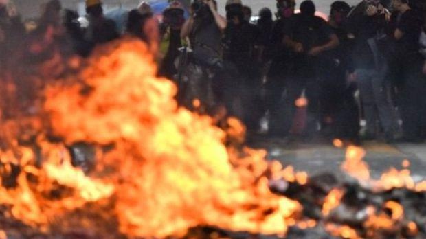هنگ کنگ: درگیری شدید پلیس با معترضان همزمان با جشن ۷۰ سالگی چین کمونیست 