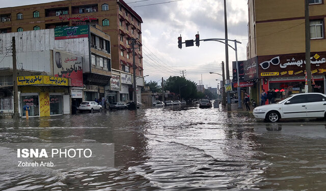 آبگرفتگی معابر در بوشهر/ خودروهایی که غرق می شوند آبگرفتگی معابر در بوشهر/ خودروهایی که غرق می شوند