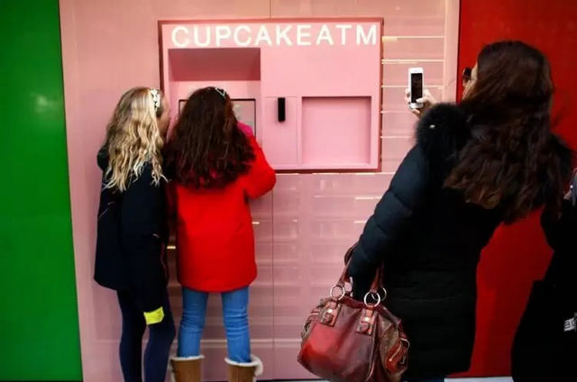 جالبترین خودپردازها و دستگاه های فروش جهان (+عکس) دستگاه فروش کاپ کیک (کیک فنجانی)