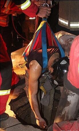 سقوط مرگبار کارگر جوان به چاه 25 متری در تهران (+عکس)