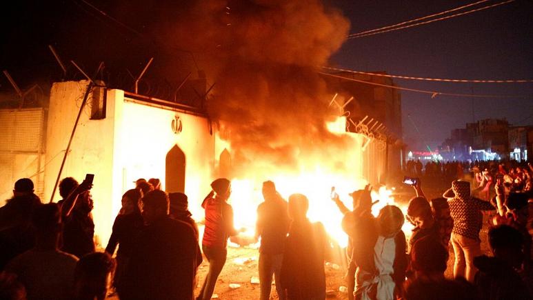 حمله به کنسولگری ایران در نجف (+عکس) / 47 زخمی / اعلام حکومت نظامی در نجف