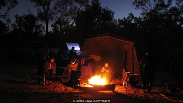 برجسته شدن فرهنگ کشورها در دوره کرونا/ از اعتیاد فرانسویها به نان باگت تا چادر زدن استرالیاییها در اتاق چادر زدن استرالیایی ها در خانه