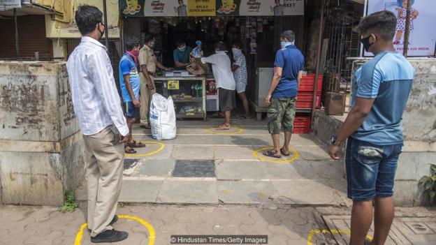 برجسته شدن فرهنگ کشورها در دوره کرونا/ از اعتیاد فرانسویها به نان باگت تا چادر زدن استرالیاییها در اتاق اموزش دور ایستادن مردم هند