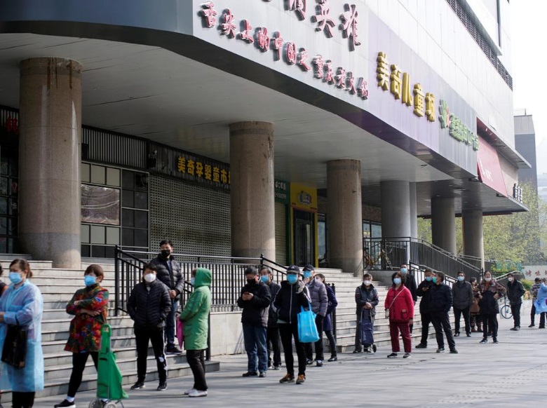 /خرید و فروش مواد غذایی از روی دیوارهای پلاستیکی صف طویل برای سوپرمارکت در ووهان